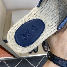 ⚠️【L *V】⚠️高品质,顶尖工艺品⚠️男士拖鞋⚠️正码:39 -45⚠最新经典L压花拖!🐂货!清爽夏 ⚠️【L *V】⚠️高品质,顶尖工艺品⚠️男士拖鞋⚠️正码:39 -45⚠最新经典L压花拖!🐂货!清爽夏