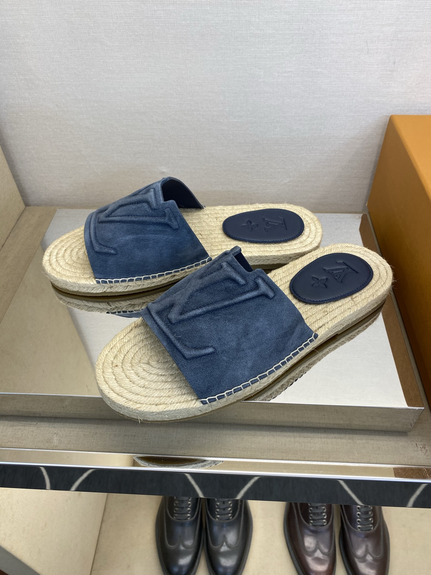 ⚠️【L *V】⚠️高品质,顶尖工艺品⚠️男士拖鞋⚠️正码:39 -45⚠最新经典L压花拖!🐂货!清爽夏 ⚠️【L *V】⚠️高品质,顶尖工艺品⚠️男士拖鞋⚠️正码:39 -45⚠最新经典L压花拖!🐂货!清爽夏