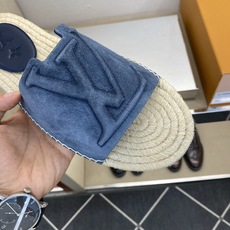 ⚠️【L *V】⚠️高品质,顶尖工艺品⚠️男士拖鞋⚠️正码:39 -45⚠最新经典L压花拖!🐂货!清爽夏 ⚠️【L *V】⚠️高品质,顶尖工艺品⚠️男士拖鞋⚠️正码:39 -45⚠最新经典L压花拖!🐂货!清爽夏