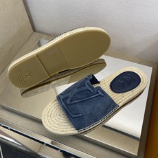 ⚠️【L *V】⚠️高品质,顶尖工艺品⚠️男士拖鞋⚠️正码:39 -45⚠最新经典L压花拖!🐂货!清爽夏 ⚠️【L *V】⚠️高品质,顶尖工艺品⚠️男士拖鞋⚠️正码:39 -45⚠最新经典L压花拖!🐂货!清爽夏