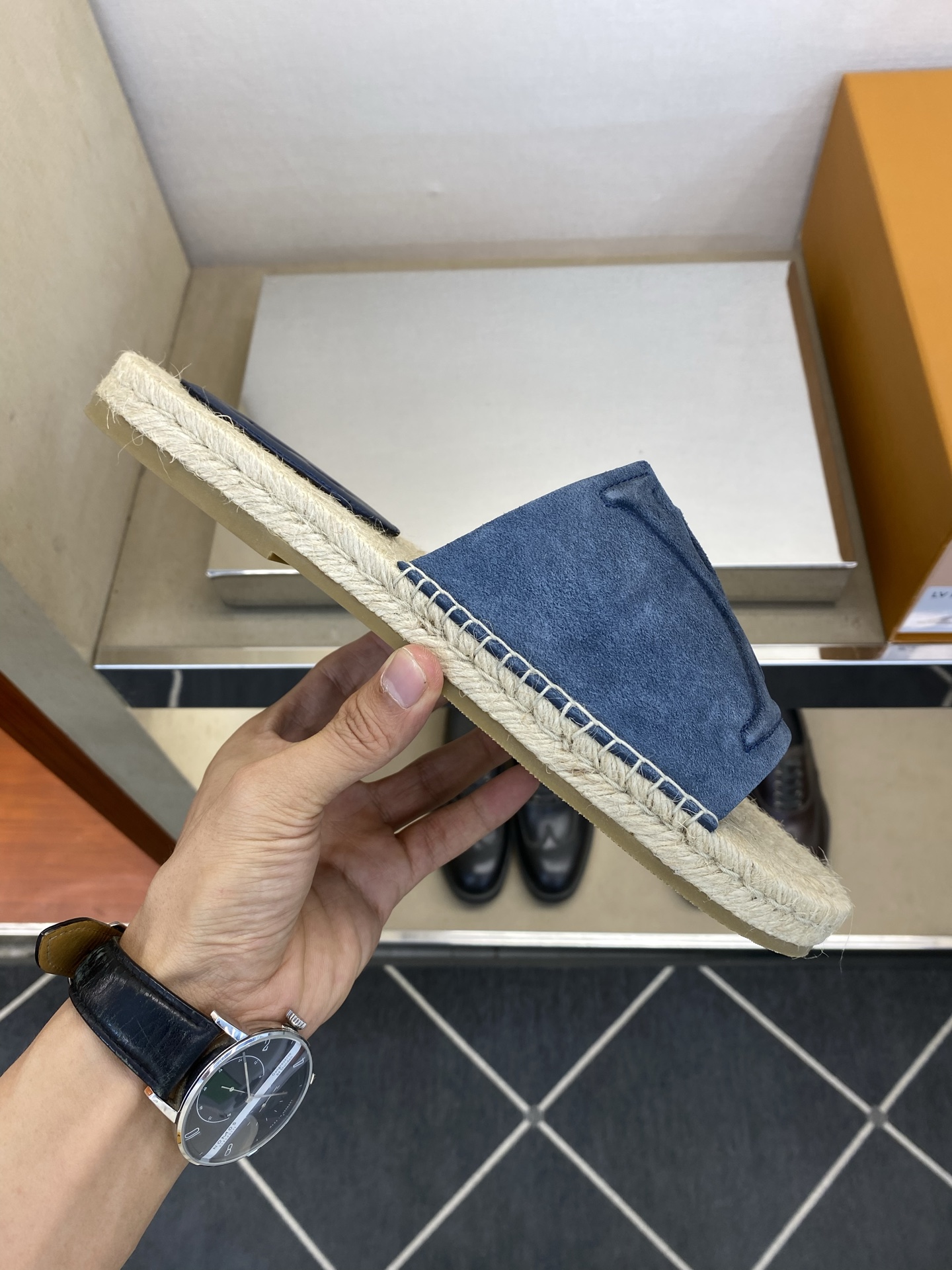 ⚠️【L *V】⚠️高品质,顶尖工艺品⚠️男士拖鞋⚠️正码:39 -45⚠最新经典L压花拖!🐂货!清爽夏 ⚠️【L *V】⚠️高品质,顶尖工艺品⚠️男士拖鞋⚠️正码:39 -45⚠最新经典L压花拖!🐂货!清爽夏