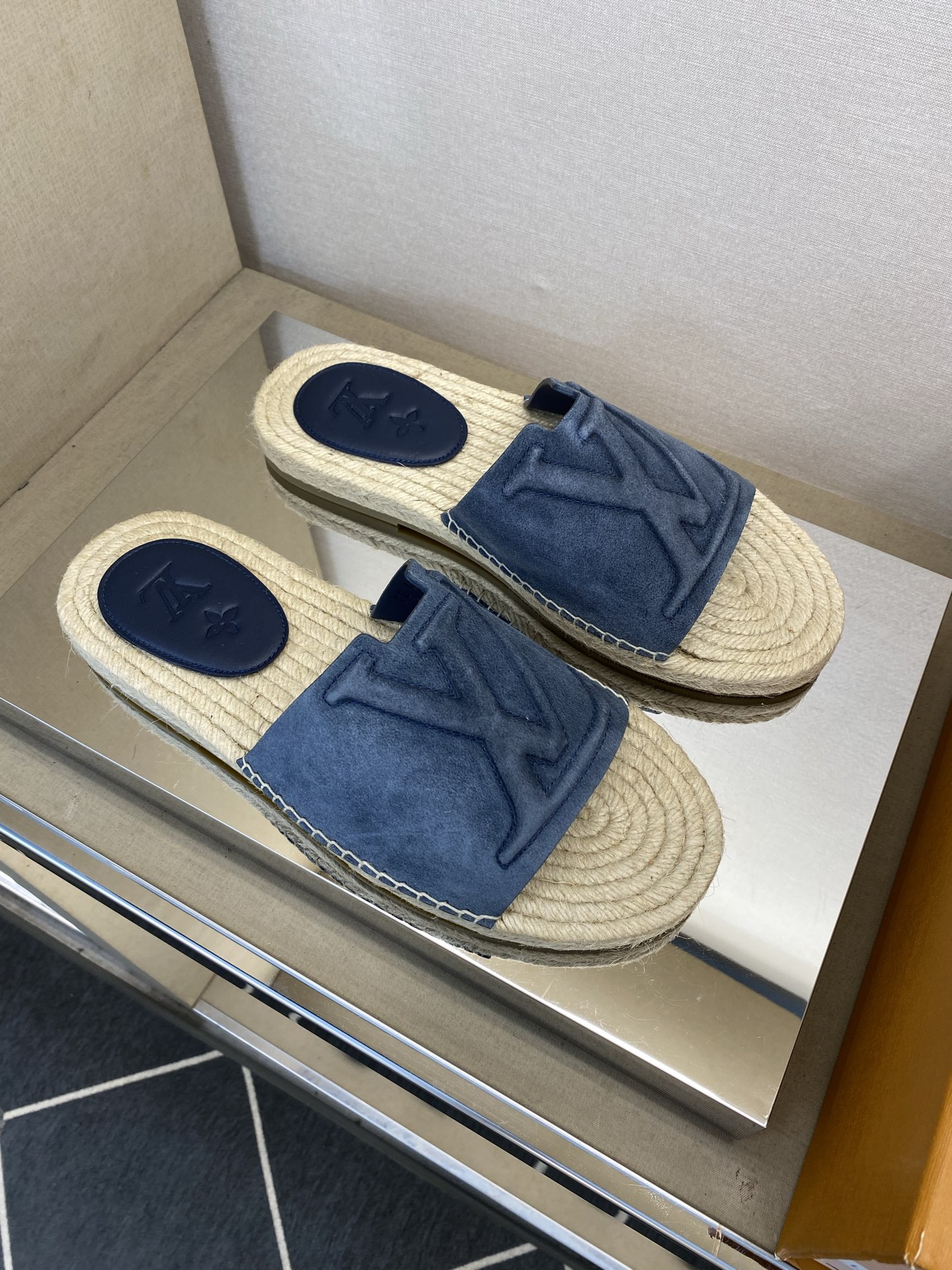 ⚠️【L *V】⚠️高品质,顶尖工艺品⚠️男士拖鞋⚠️正码:39 -45⚠最新经典L压花拖!🐂货!清爽夏 ⚠️【L *V】⚠️高品质,顶尖工艺品⚠️男士拖鞋⚠️正码:39 -45⚠最新经典L压花拖!🐂货!清爽夏