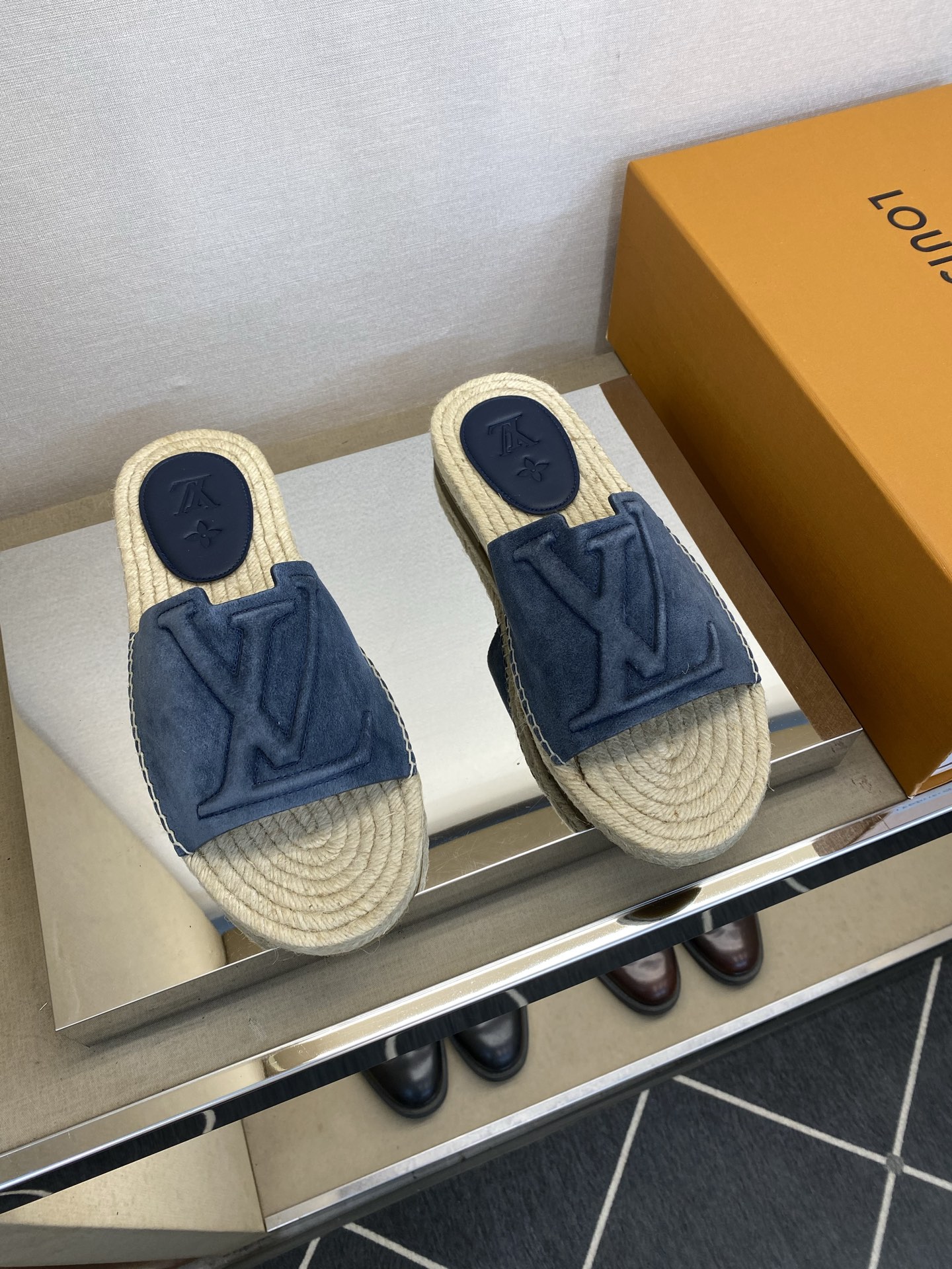 ⚠️【L ＊V】⚠️高品质，顶尖工艺品⚠️男士拖鞋⚠️正码：39 －45⚠最新经典L压花拖！🐂货！清爽夏