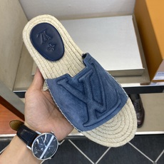 ⚠️【L *V】⚠️高品质,顶尖工艺品⚠️男士拖鞋⚠️正码:39 -45⚠最新经典L压花拖!🐂货!清爽夏 ⚠️【L *V】⚠️高品质,顶尖工艺品⚠️男士拖鞋⚠️正码:39 -45⚠最新经典L压花拖!🐂货!清爽夏