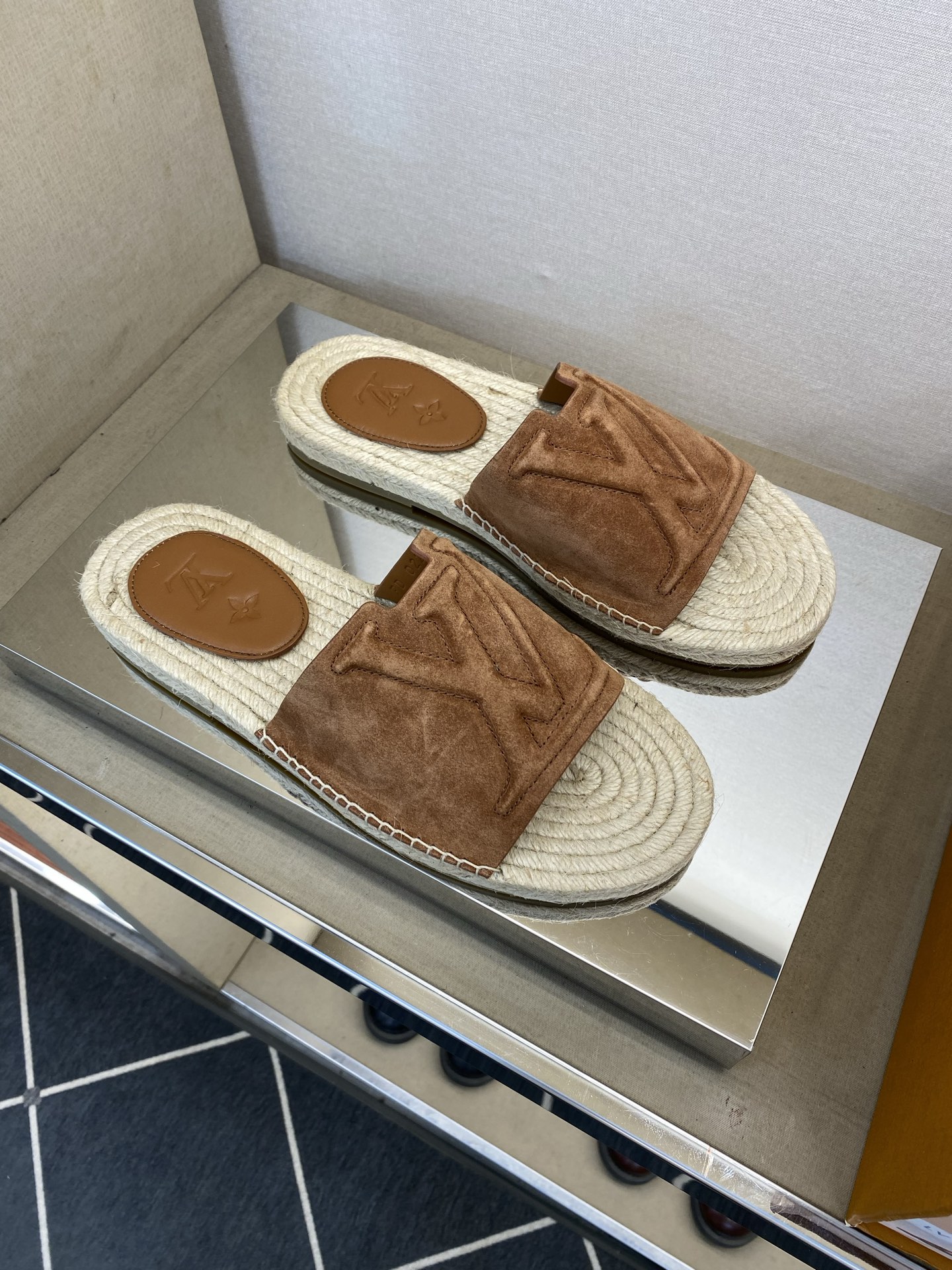 ⚠️【L *V】⚠️高品质,顶尖工艺品⚠️男士拖鞋⚠️正码:39 -45⚠最新经典L压花拖!🐂货!清爽夏 ⚠️【L *V】⚠️高品质,顶尖工艺品⚠️男士拖鞋⚠️正码:39 -45⚠最新经典L压花拖!🐂货!清爽夏