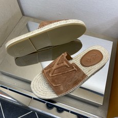 ⚠️【L *V】⚠️高品质,顶尖工艺品⚠️男士拖鞋⚠️正码:39 -45⚠最新经典L压花拖!🐂货!清爽夏 ⚠️【L *V】⚠️高品质,顶尖工艺品⚠️男士拖鞋⚠️正码:39 -45⚠最新经典L压花拖!🐂货!清爽夏