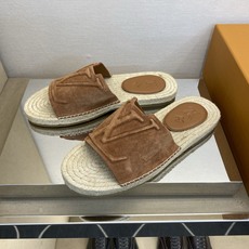 ⚠️【L *V】⚠️高品质,顶尖工艺品⚠️男士拖鞋⚠️正码:39 -45⚠最新经典L压花拖!🐂货!清爽夏 ⚠️【L *V】⚠️高品质,顶尖工艺品⚠️男士拖鞋⚠️正码:39 -45⚠最新经典L压花拖!🐂货!清爽夏