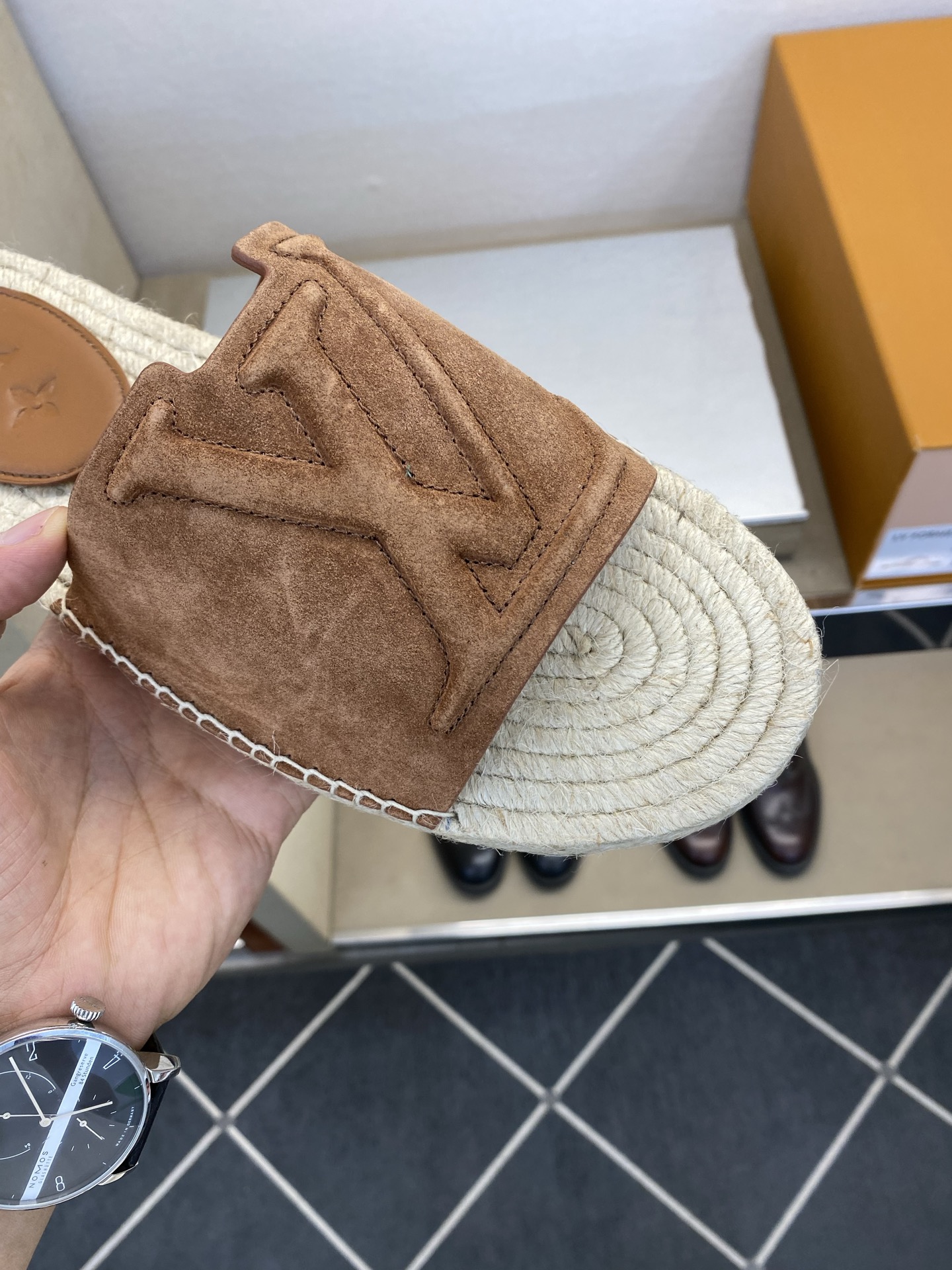 ⚠️【L *V】⚠️高品质,顶尖工艺品⚠️男士拖鞋⚠️正码:39 -45⚠最新经典L压花拖!🐂货!清爽夏 ⚠️【L *V】⚠️高品质,顶尖工艺品⚠️男士拖鞋⚠️正码:39 -45⚠最新经典L压花拖!🐂货!清爽夏
