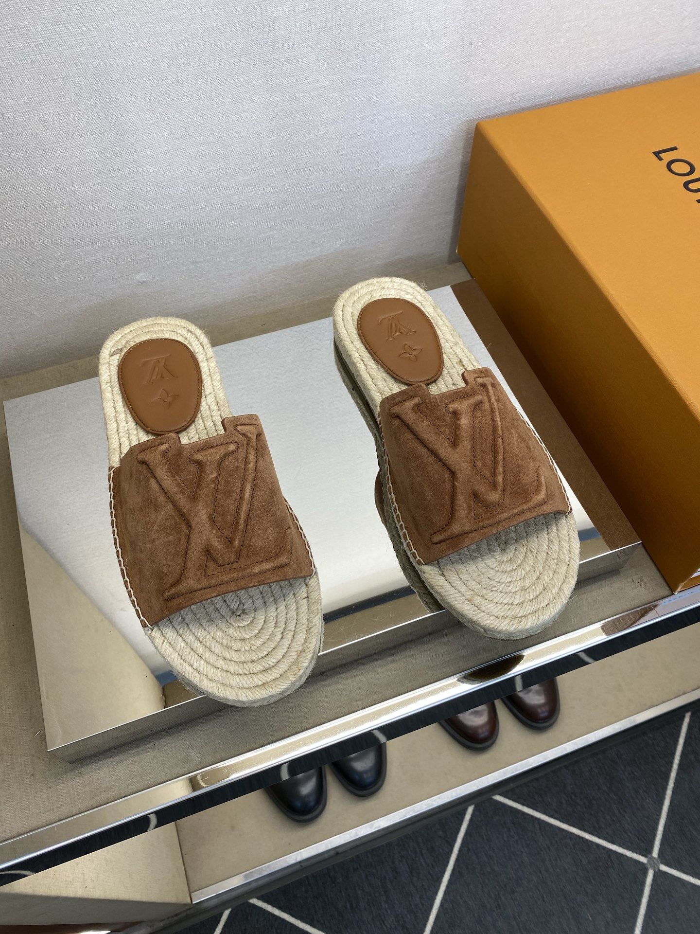 ⚠️【L ＊V】⚠️高品质，顶尖工艺品⚠️男士拖鞋⚠️正码：39 －45⚠最新经典L压花拖！🐂货！清爽夏