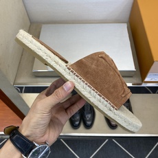 ⚠️【L *V】⚠️高品质,顶尖工艺品⚠️男士拖鞋⚠️正码:39 -45⚠最新经典L压花拖!🐂货!清爽夏 ⚠️【L *V】⚠️高品质,顶尖工艺品⚠️男士拖鞋⚠️正码:39 -45⚠最新经典L压花拖!🐂货!清爽夏