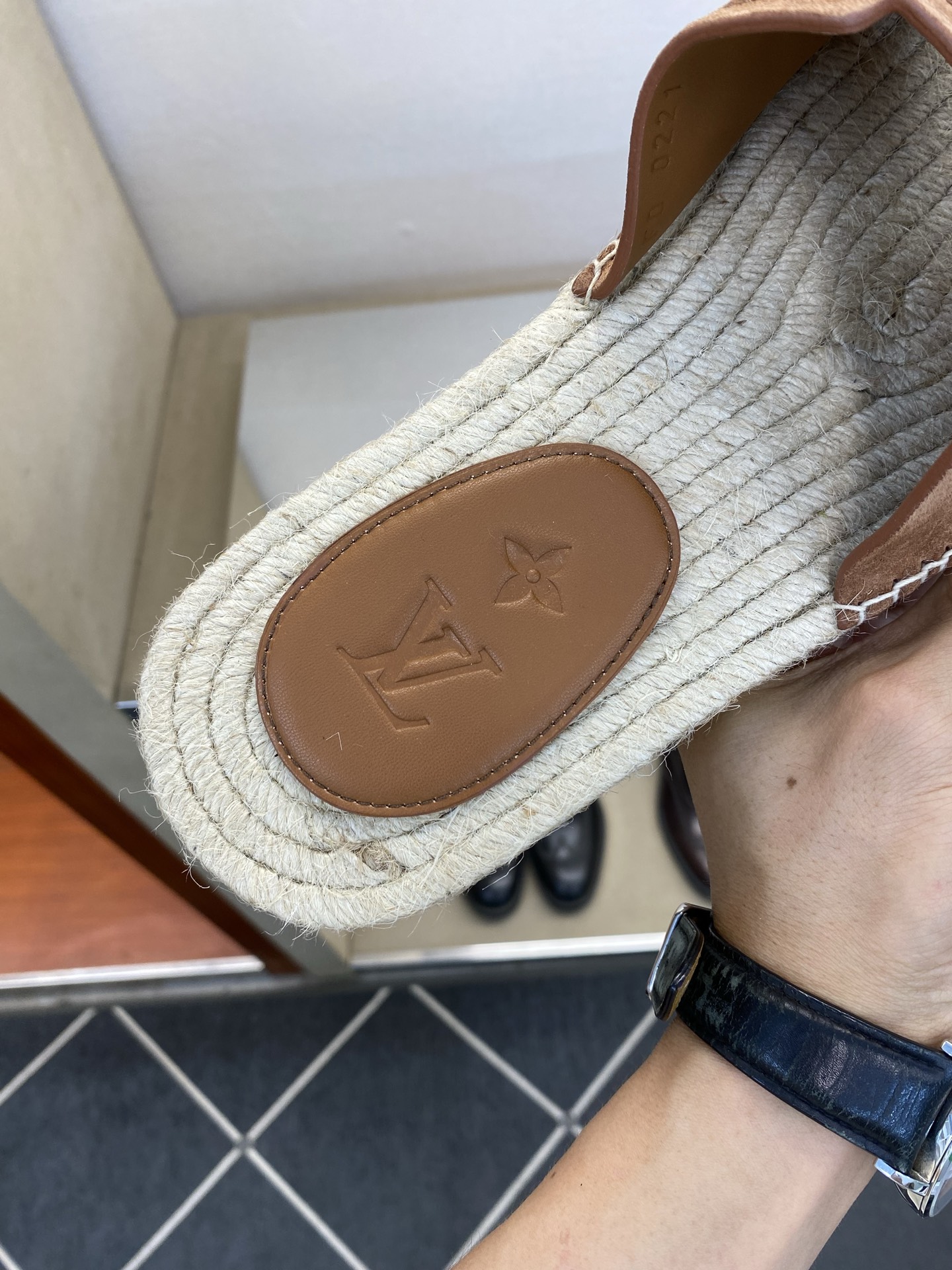 ⚠️【L *V】⚠️高品质,顶尖工艺品⚠️男士拖鞋⚠️正码:39 -45⚠最新经典L压花拖!🐂货!清爽夏 ⚠️【L *V】⚠️高品质,顶尖工艺品⚠️男士拖鞋⚠️正码:39 -45⚠最新经典L压花拖!🐂货!清爽夏