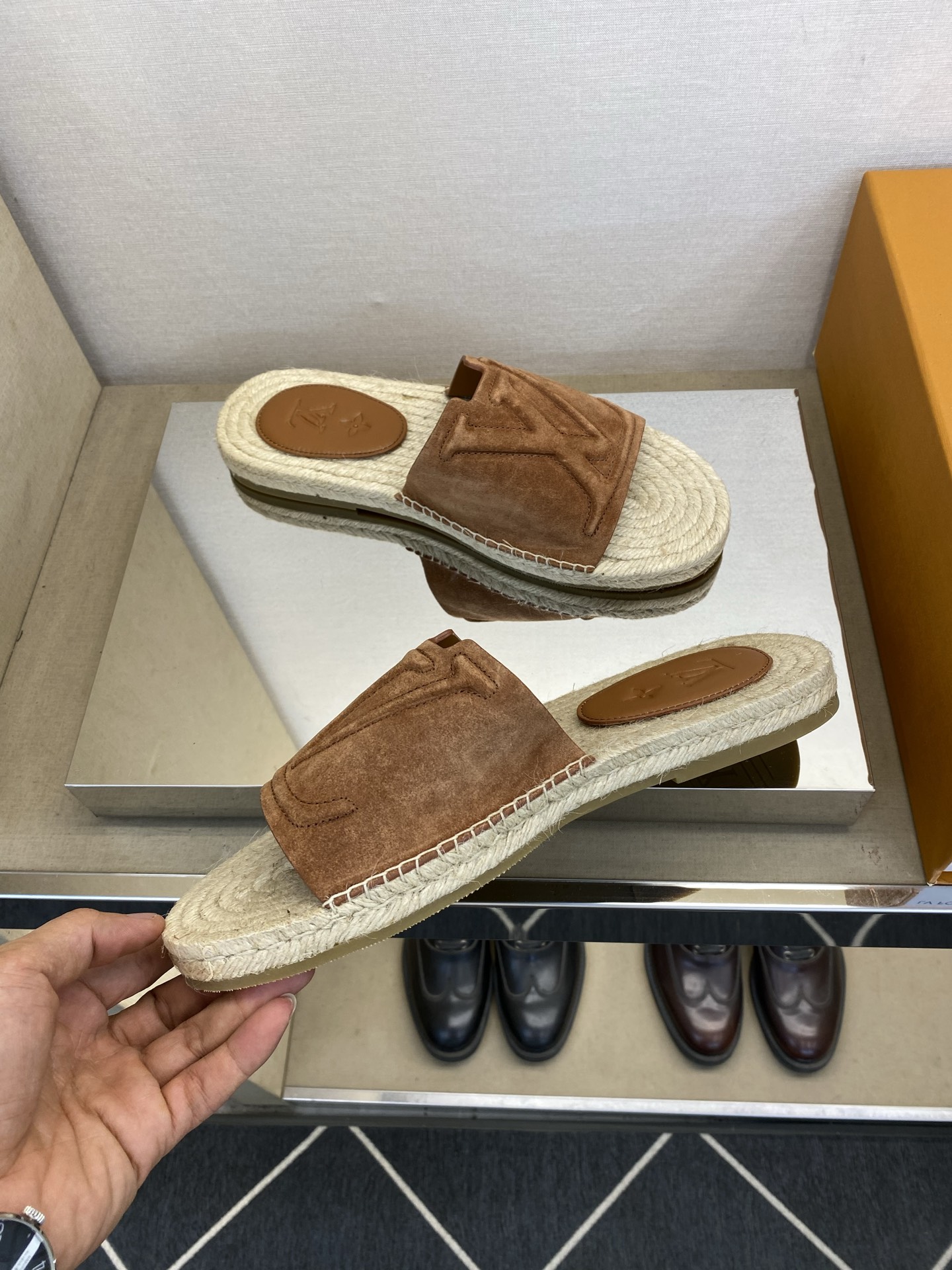 ⚠️【L *V】⚠️高品质,顶尖工艺品⚠️男士拖鞋⚠️正码:39 -45⚠最新经典L压花拖!🐂货!清爽夏 ⚠️【L *V】⚠️高品质,顶尖工艺品⚠️男士拖鞋⚠️正码:39 -45⚠最新经典L压花拖!🐂货!清爽夏
