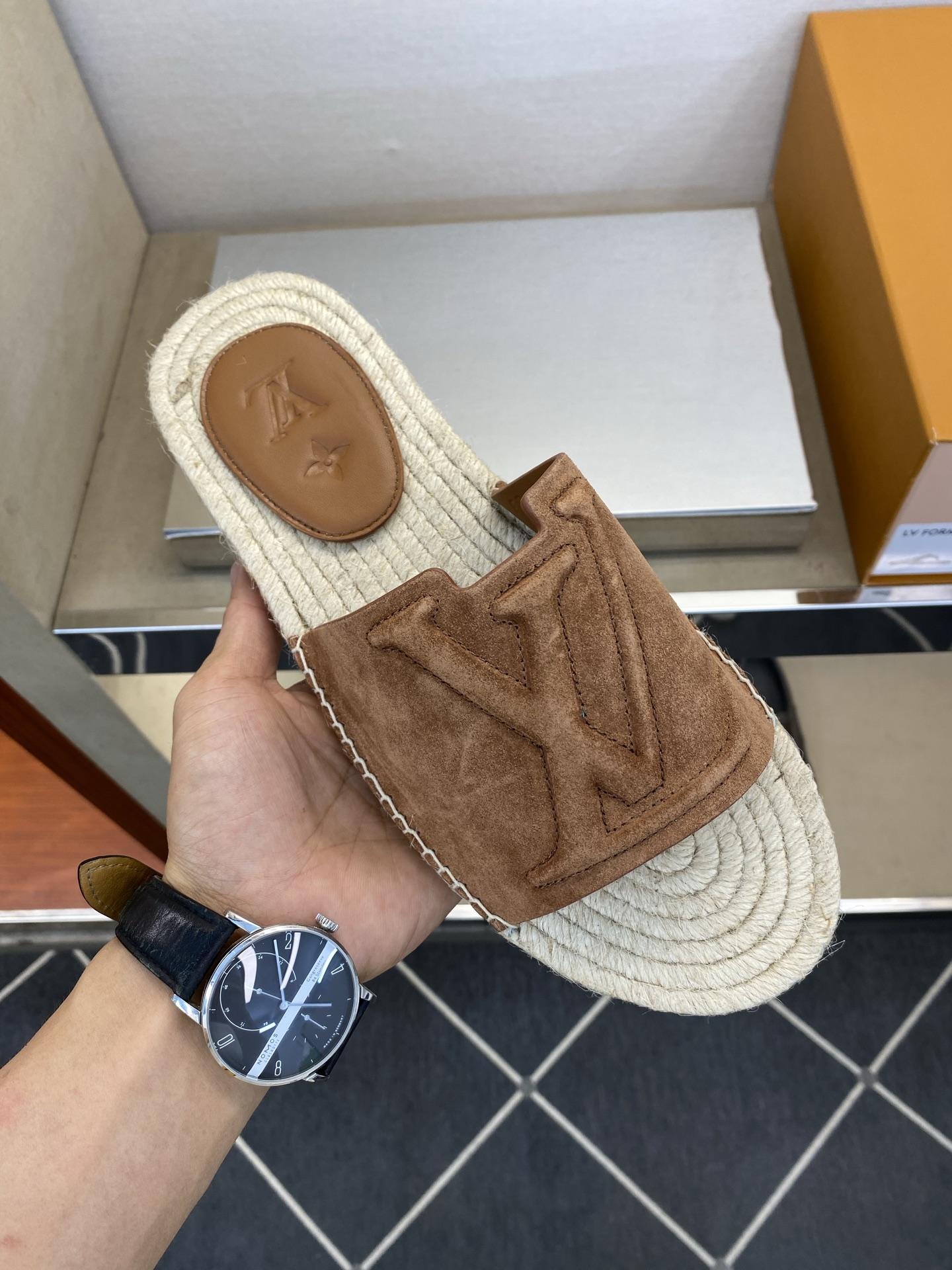 ⚠️【L *V】⚠️高品质,顶尖工艺品⚠️男士拖鞋⚠️正码:39 -45⚠最新经典L压花拖!🐂货!清爽夏 ⚠️【L *V】⚠️高品质,顶尖工艺品⚠️男士拖鞋⚠️正码:39 -45⚠最新经典L压花拖!🐂货!清爽夏