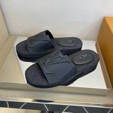 ⚠️【L *V】⚠️高品质,顶尖工艺品⚠️男士拖鞋⚠️正码:39 -45⚠最新经典L压花拖!🐂货!清爽夏 ⚠️【L *V】⚠️高品质,顶尖工艺品⚠️男士拖鞋⚠️正码:39 -45⚠最新经典L压花拖!🐂货!清爽夏