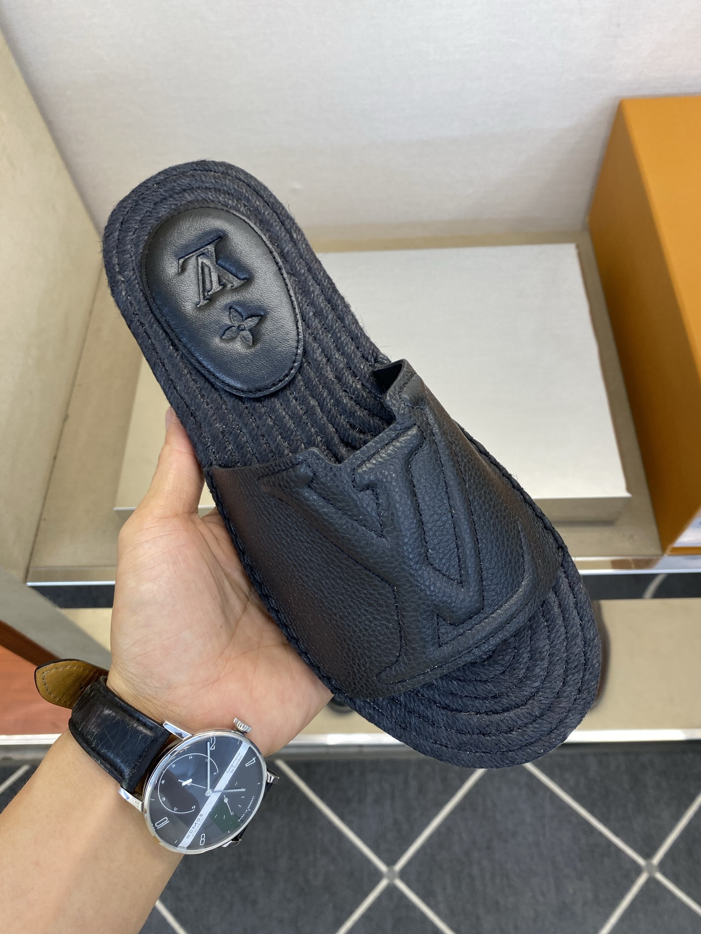 ⚠️【L *V】⚠️高品质,顶尖工艺品⚠️男士拖鞋⚠️正码:39 -45⚠最新经典L压花拖!🐂货!清爽夏 ⚠️【L *V】⚠️高品质,顶尖工艺品⚠️男士拖鞋⚠️正码:39 -45⚠最新经典L压花拖!🐂货!清爽夏