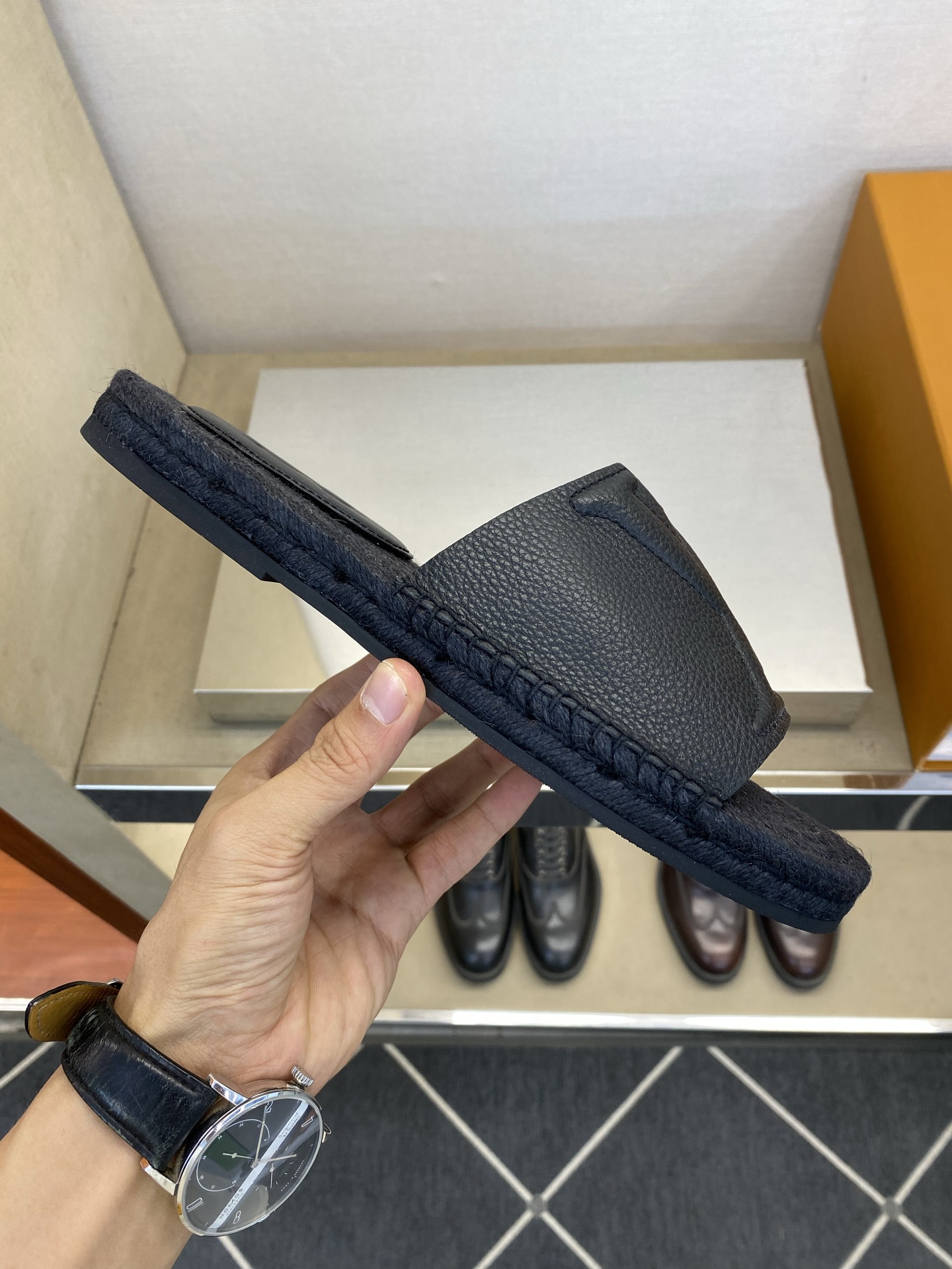 ⚠️【L *V】⚠️高品质,顶尖工艺品⚠️男士拖鞋⚠️正码:39 -45⚠最新经典L压花拖!🐂货!清爽夏 ⚠️【L *V】⚠️高品质,顶尖工艺品⚠️男士拖鞋⚠️正码:39 -45⚠最新经典L压花拖!🐂货!清爽夏