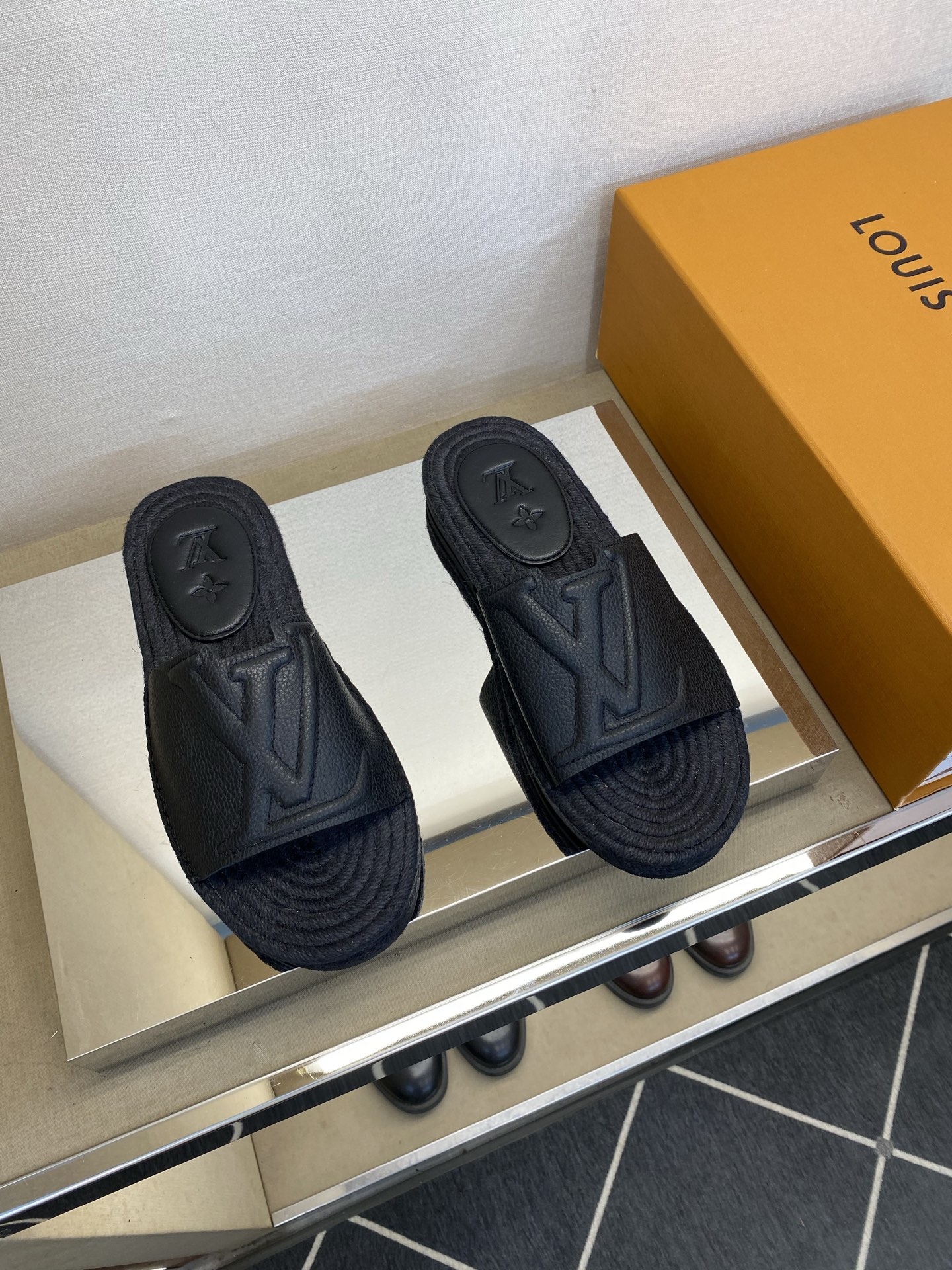 ⚠️【L ＊V】⚠️高品质，顶尖工艺品⚠️男士拖鞋⚠️正码：39 －45⚠最新经典L压花拖！🐂货！清爽夏
