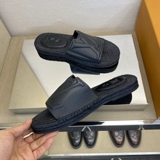 ⚠️【L *V】⚠️高品质,顶尖工艺品⚠️男士拖鞋⚠️正码:39 -45⚠最新经典L压花拖!🐂货!清爽夏 ⚠️【L *V】⚠️高品质,顶尖工艺品⚠️男士拖鞋⚠️正码:39 -45⚠最新经典L压花拖!🐂货!清爽夏