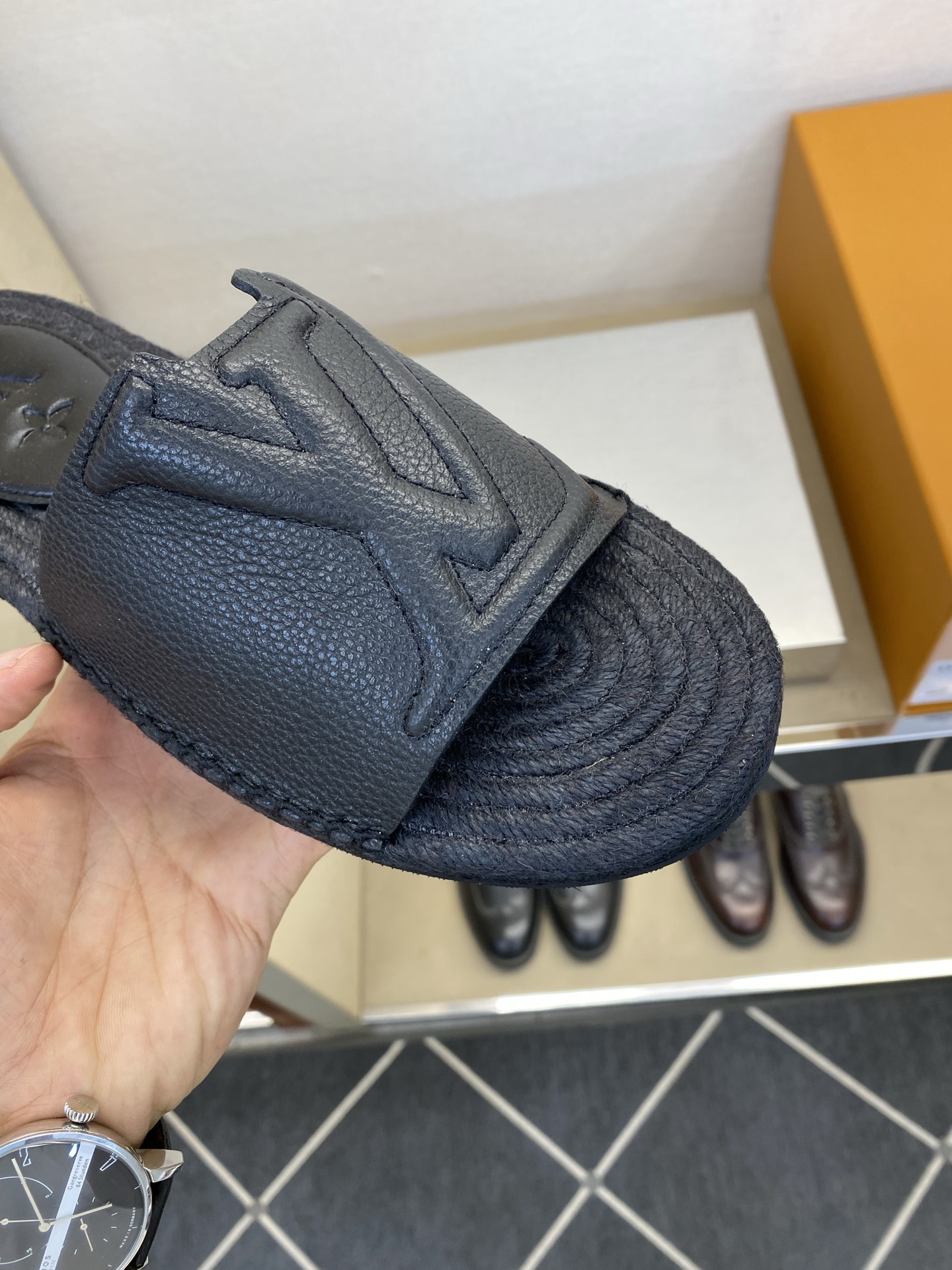 ⚠️【L *V】⚠️高品质,顶尖工艺品⚠️男士拖鞋⚠️正码:39 -45⚠最新经典L压花拖!🐂货!清爽夏 ⚠️【L *V】⚠️高品质,顶尖工艺品⚠️男士拖鞋⚠️正码:39 -45⚠最新经典L压花拖!🐂货!清爽夏