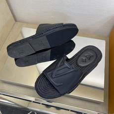 ⚠️【L *V】⚠️高品质,顶尖工艺品⚠️男士拖鞋⚠️正码:39 -45⚠最新经典L压花拖!🐂货!清爽夏 ⚠️【L *V】⚠️高品质,顶尖工艺品⚠️男士拖鞋⚠️正码:39 -45⚠最新经典L压花拖!🐂货!清爽夏