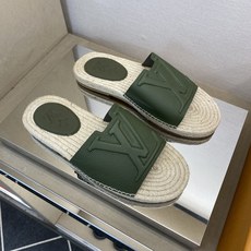 ⚠️【L *V】⚠️高品质,顶尖工艺品⚠️男士拖鞋⚠️正码:39 -45⚠最新经典L压花拖!🐂货!清爽夏 ⚠️【L *V】⚠️高品质,顶尖工艺品⚠️男士拖鞋⚠️正码:39 -45⚠最新经典L压花拖!🐂货!清爽夏