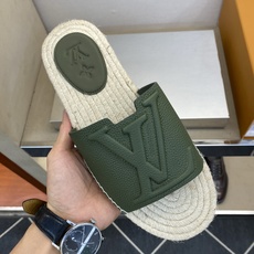 ⚠️【L *V】⚠️高品质,顶尖工艺品⚠️男士拖鞋⚠️正码:39 -45⚠最新经典L压花拖!🐂货!清爽夏 ⚠️【L *V】⚠️高品质,顶尖工艺品⚠️男士拖鞋⚠️正码:39 -45⚠最新经典L压花拖!🐂货!清爽夏