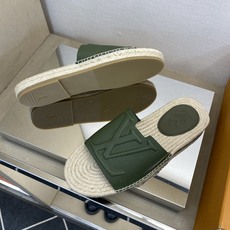 ⚠️【L *V】⚠️高品质,顶尖工艺品⚠️男士拖鞋⚠️正码:39 -45⚠最新经典L压花拖!🐂货!清爽夏 ⚠️【L *V】⚠️高品质,顶尖工艺品⚠️男士拖鞋⚠️正码:39 -45⚠最新经典L压花拖!🐂货!清爽夏