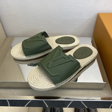 ⚠️【L *V】⚠️高品质,顶尖工艺品⚠️男士拖鞋⚠️正码:39 -45⚠最新经典L压花拖!🐂货!清爽夏 ⚠️【L *V】⚠️高品质,顶尖工艺品⚠️男士拖鞋⚠️正码:39 -45⚠最新经典L压花拖!🐂货!清爽夏