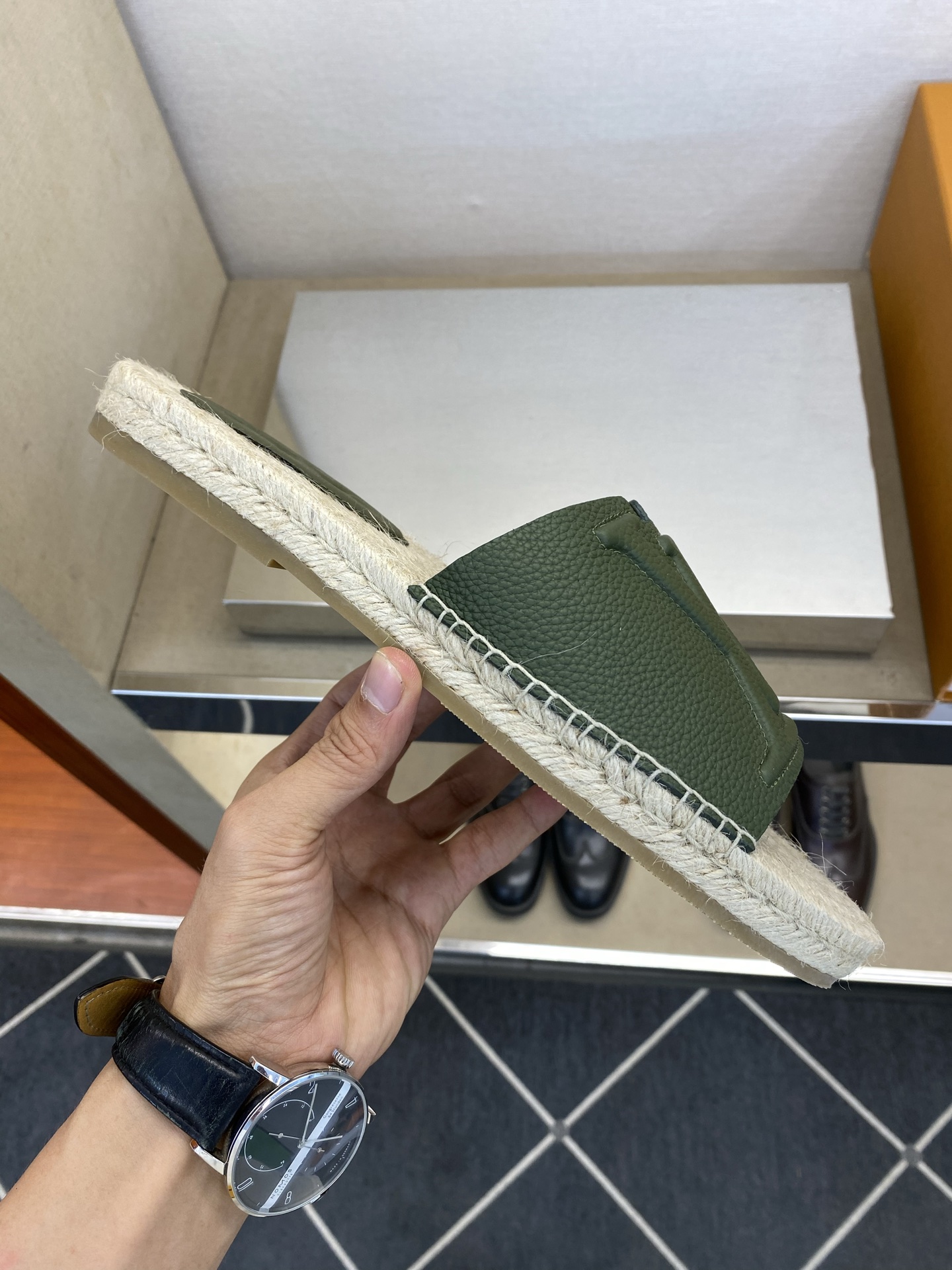 ⚠️【L *V】⚠️高品质,顶尖工艺品⚠️男士拖鞋⚠️正码:39 -45⚠最新经典L压花拖!🐂货!清爽夏 ⚠️【L *V】⚠️高品质,顶尖工艺品⚠️男士拖鞋⚠️正码:39 -45⚠最新经典L压花拖!🐂货!清爽夏