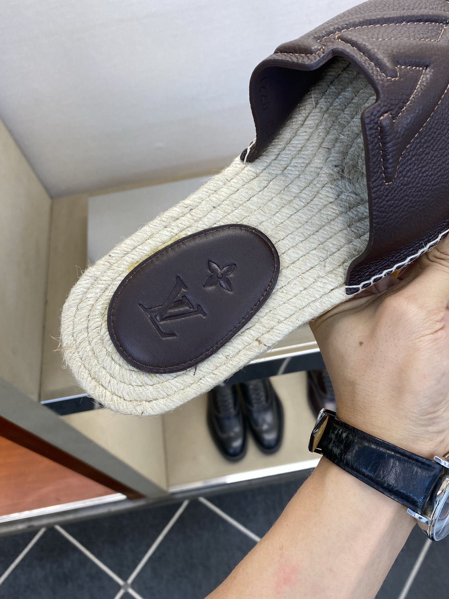 ⚠️【L ＊V】⚠️高品质，顶尖工艺品⚠️男士拖鞋⚠️正码：39 －45⚠最新经典L压花拖！🐂货！清爽夏