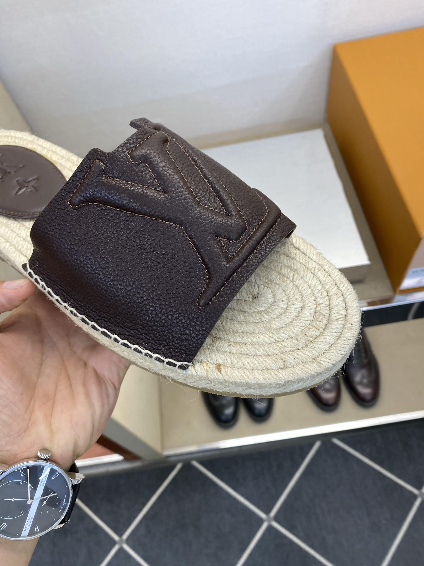 ⚠️【L ＊V】⚠️高品质，顶尖工艺品⚠️男士拖鞋⚠️正码：39 －45⚠最新经典L压花拖！🐂货！清爽夏