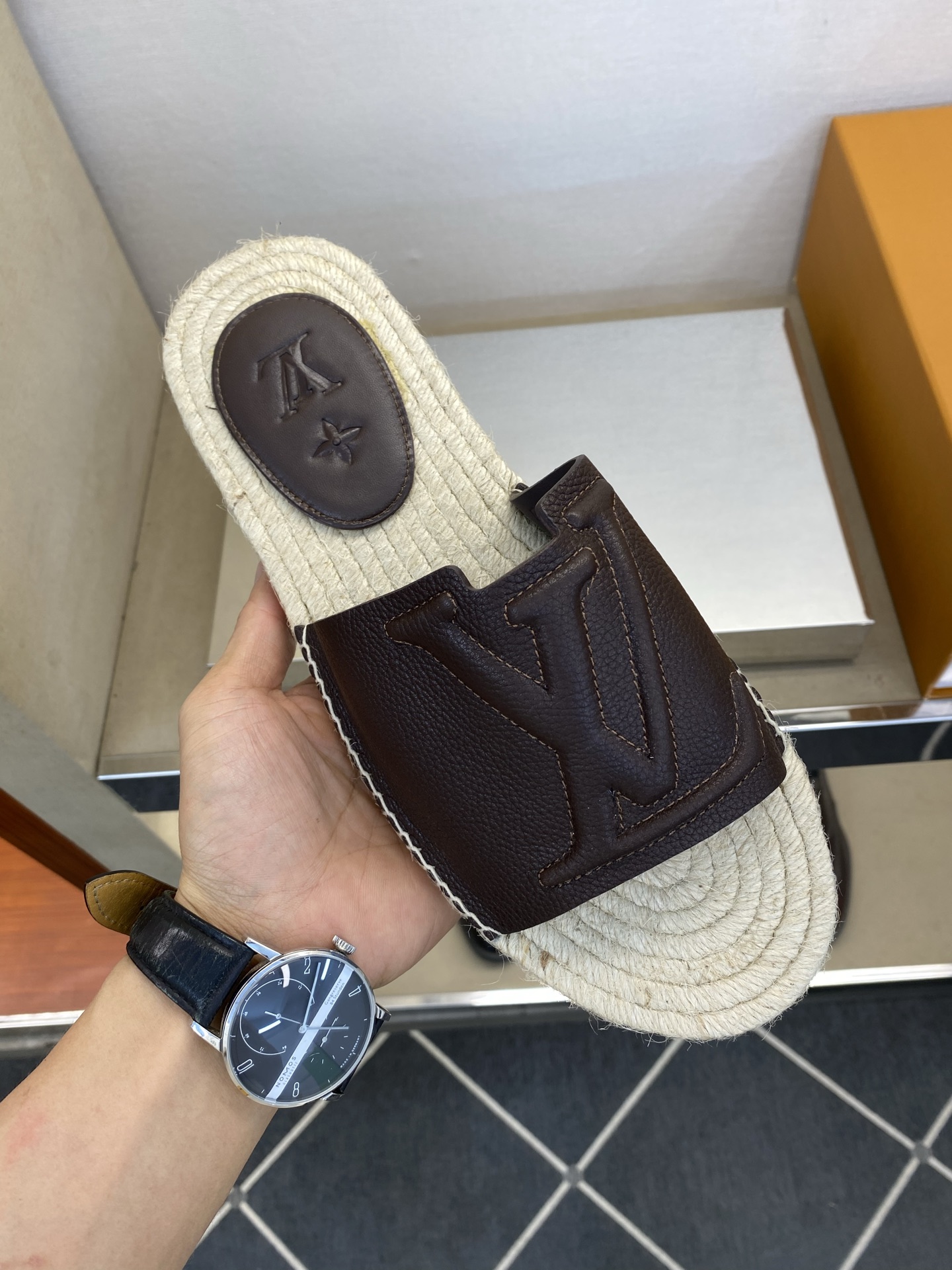 ⚠️【L ＊V】⚠️高品质，顶尖工艺品⚠️男士拖鞋⚠️正码：39 －45⚠最新经典L压花拖！🐂货！清爽夏