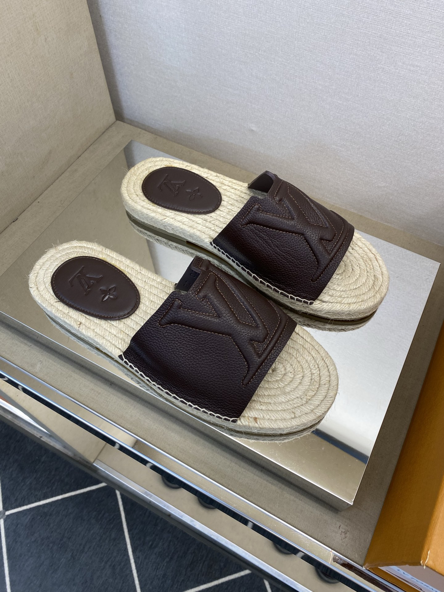 ⚠️【L ＊V】⚠️高品质，顶尖工艺品⚠️男士拖鞋⚠️正码：39 －45⚠最新经典L压花拖！🐂货！清爽夏