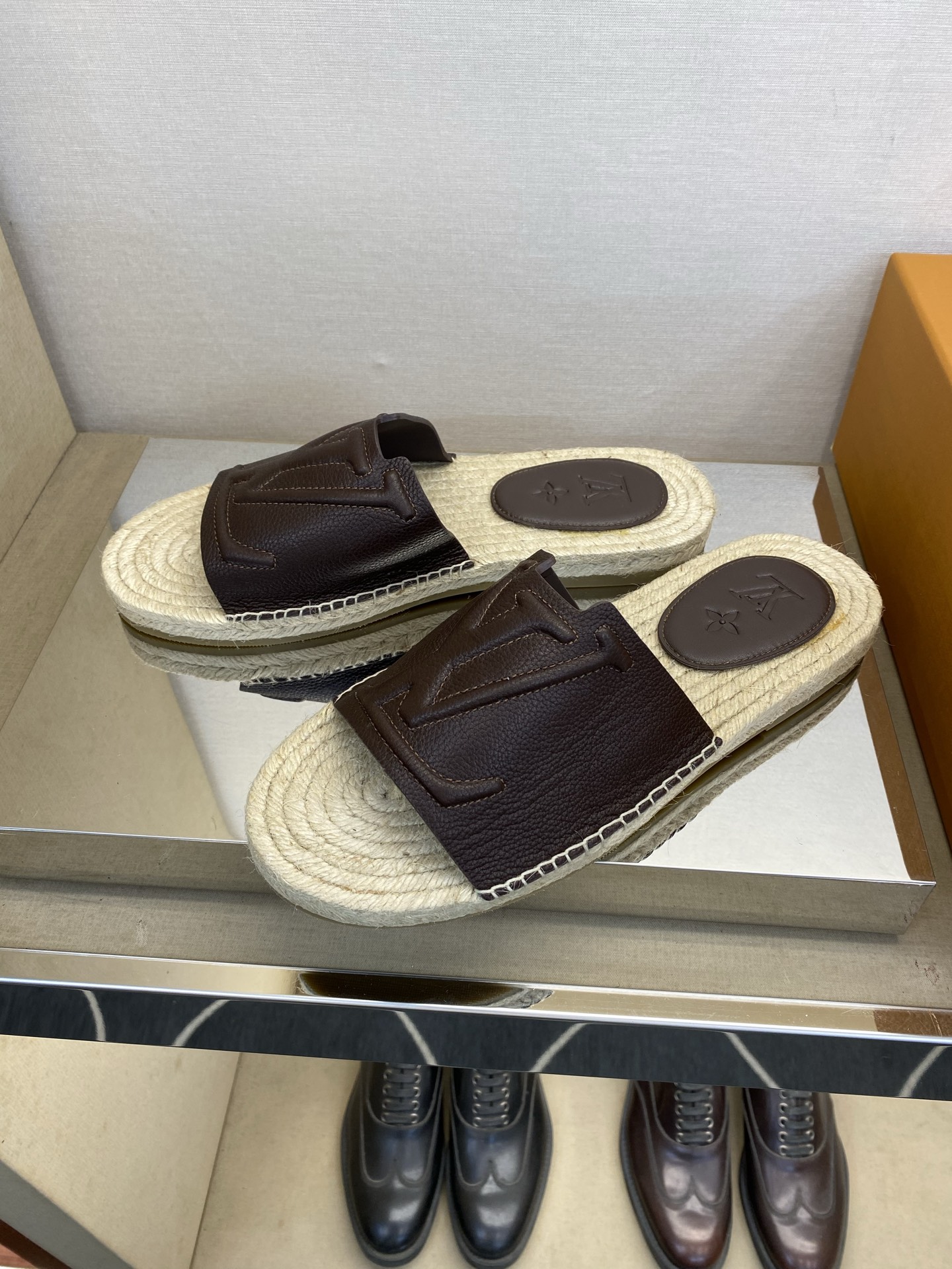 ⚠️【L ＊V】⚠️高品质，顶尖工艺品⚠️男士拖鞋⚠️正码：39 －45⚠最新经典L压花拖！🐂货！清爽夏