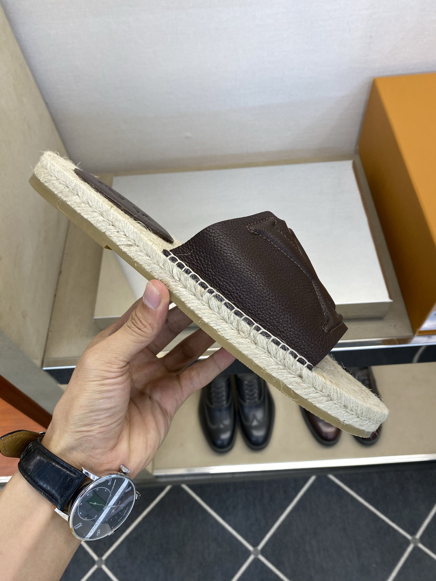 ⚠️【L ＊V】⚠️高品质，顶尖工艺品⚠️男士拖鞋⚠️正码：39 －45⚠最新经典L压花拖！🐂货！清爽夏