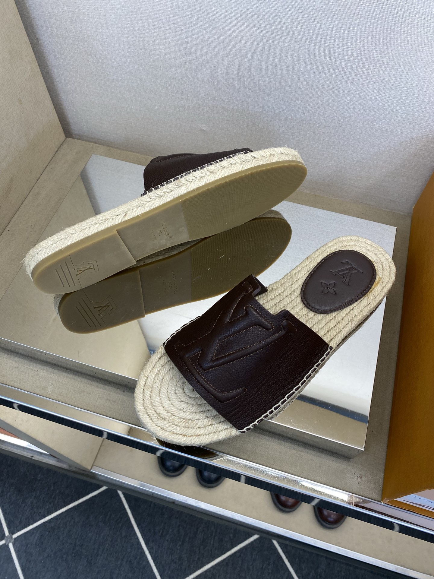⚠️【L ＊V】⚠️高品质，顶尖工艺品⚠️男士拖鞋⚠️正码：39 －45⚠最新经典L压花拖！🐂货！清爽夏