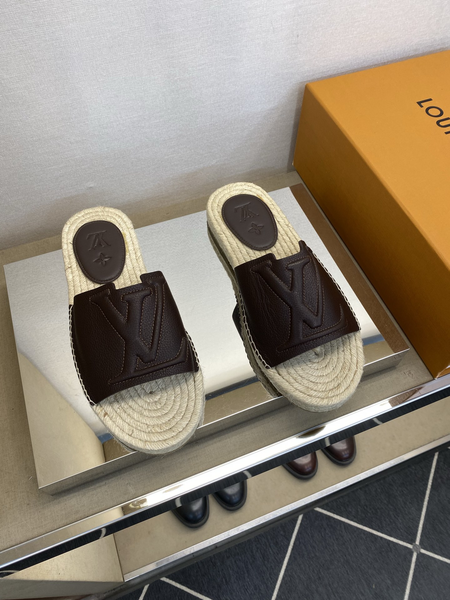 ⚠️【L ＊V】⚠️高品质，顶尖工艺品⚠️男士拖鞋⚠️正码：39 －45⚠最新经典L压花拖！🐂货！清爽夏