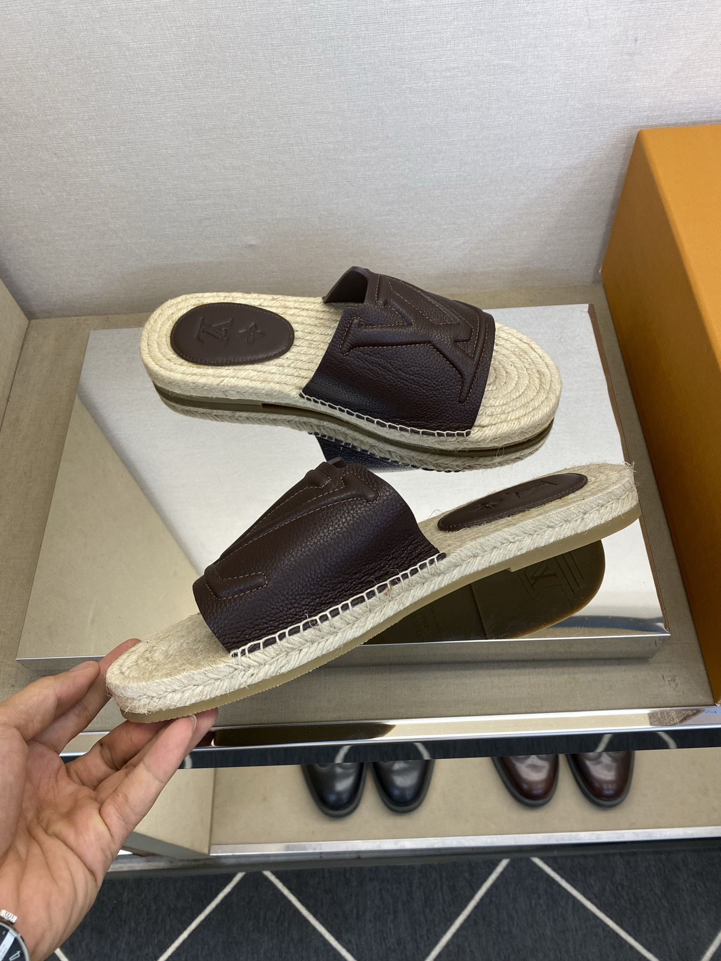 ⚠️【L ＊V】⚠️高品质，顶尖工艺品⚠️男士拖鞋⚠️正码：39 －45⚠最新经典L压花拖！🐂货！清爽夏