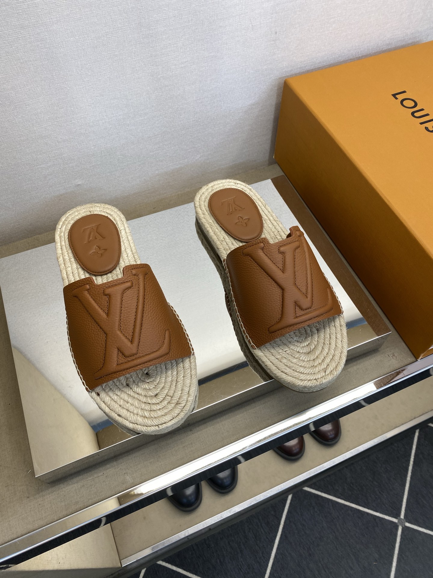 NO:831759,[L*V] High quality, top craftsmanship, men's slippers, regular sizes 39-45, the latest classic L embossed slippers!  goods!  A must-have for refreshing summer, with top-notch craftsmanship [strong]!  The surface is made of original calfskin and has a super strong feel (super strong texture and feel)!  The inner lining and midsole are all wrapped in linen rope weaving, making your feet feel comfortable and soft!  Super texture!  T P U non-slip outsole!  !  The highest version!  ,,slippers,cowhide19860909【L ＊V】 高品质,顶尖工艺品 男士拖鞋 正码39 －45 最新经典L压花拖！货！清爽夏季必备搭配,顶级手工艺[强]！面原版小牛皮,感超强(超强质感、手感)！内里中底均为亚麻绳编织包裹,脚感舒适柔软！质感超强！T P U防滑大底！！最高版本！,,slippers,cowhide,Men's shoes