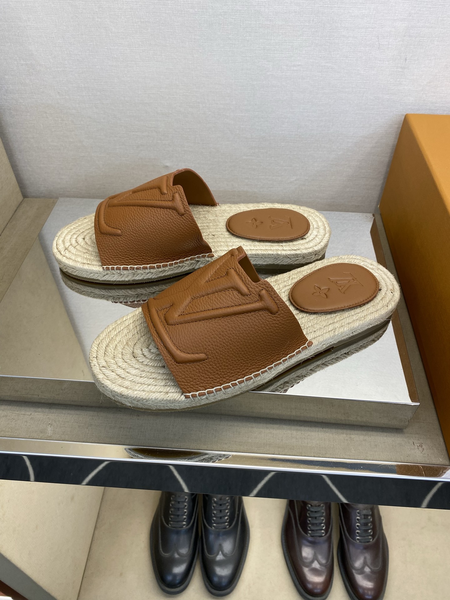 ⚠️【L *V】⚠️高品质,顶尖工艺品⚠️男士拖鞋⚠️正码:39 -45⚠最新经典L压花拖!🐂货!清爽夏 ⚠️【L *V】⚠️高品质,顶尖工艺品⚠️男士拖鞋⚠️正码:39 -45⚠最新经典L压花拖!🐂货!清爽夏