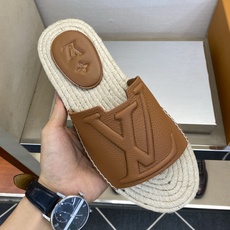 ⚠️【L *V】⚠️高品质,顶尖工艺品⚠️男士拖鞋⚠️正码:39 -45⚠最新经典L压花拖!🐂货!清爽夏 ⚠️【L *V】⚠️高品质,顶尖工艺品⚠️男士拖鞋⚠️正码:39 -45⚠最新经典L压花拖!🐂货!清爽夏