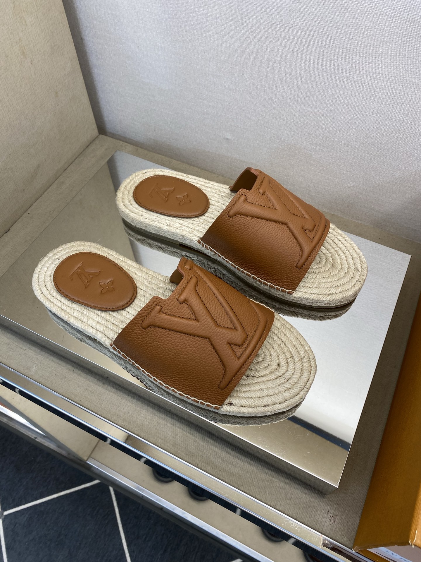 ⚠️【L *V】⚠️高品质,顶尖工艺品⚠️男士拖鞋⚠️正码:39 -45⚠最新经典L压花拖!🐂货!清爽夏 ⚠️【L *V】⚠️高品质,顶尖工艺品⚠️男士拖鞋⚠️正码:39 -45⚠最新经典L压花拖!🐂货!清爽夏