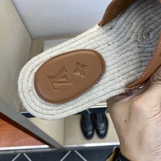 ⚠️【L *V】⚠️高品质,顶尖工艺品⚠️男士拖鞋⚠️正码:39 -45⚠最新经典L压花拖!🐂货!清爽夏 ⚠️【L *V】⚠️高品质,顶尖工艺品⚠️男士拖鞋⚠️正码:39 -45⚠最新经典L压花拖!🐂货!清爽夏