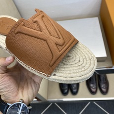 ⚠️【L *V】⚠️高品质,顶尖工艺品⚠️男士拖鞋⚠️正码:39 -45⚠最新经典L压花拖!🐂货!清爽夏 ⚠️【L *V】⚠️高品质,顶尖工艺品⚠️男士拖鞋⚠️正码:39 -45⚠最新经典L压花拖!🐂货!清爽夏