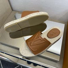 ⚠️【L *V】⚠️高品质,顶尖工艺品⚠️男士拖鞋⚠️正码:39 -45⚠最新经典L压花拖!🐂货!清爽夏 ⚠️【L *V】⚠️高品质,顶尖工艺品⚠️男士拖鞋⚠️正码:39 -45⚠最新经典L压花拖!🐂货!清爽夏