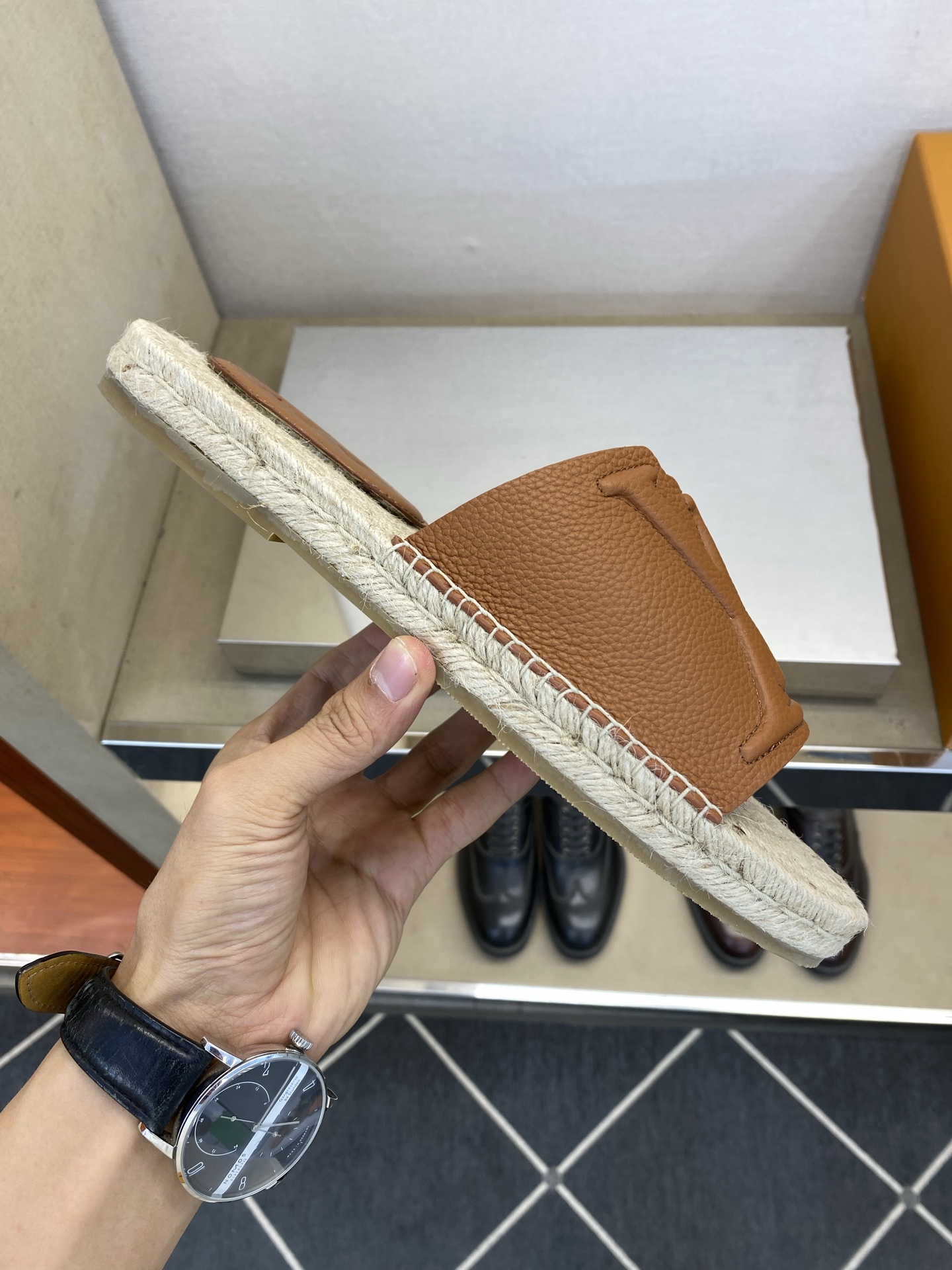 ⚠️【L *V】⚠️高品质,顶尖工艺品⚠️男士拖鞋⚠️正码:39 -45⚠最新经典L压花拖!🐂货!清爽夏 ⚠️【L *V】⚠️高品质,顶尖工艺品⚠️男士拖鞋⚠️正码:39 -45⚠最新经典L压花拖!🐂货!清爽夏