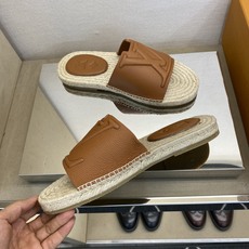 ⚠️【L *V】⚠️高品质,顶尖工艺品⚠️男士拖鞋⚠️正码:39 -45⚠最新经典L压花拖!🐂货!清爽夏 ⚠️【L *V】⚠️高品质,顶尖工艺品⚠️男士拖鞋⚠️正码:39 -45⚠最新经典L压花拖!🐂货!清爽夏