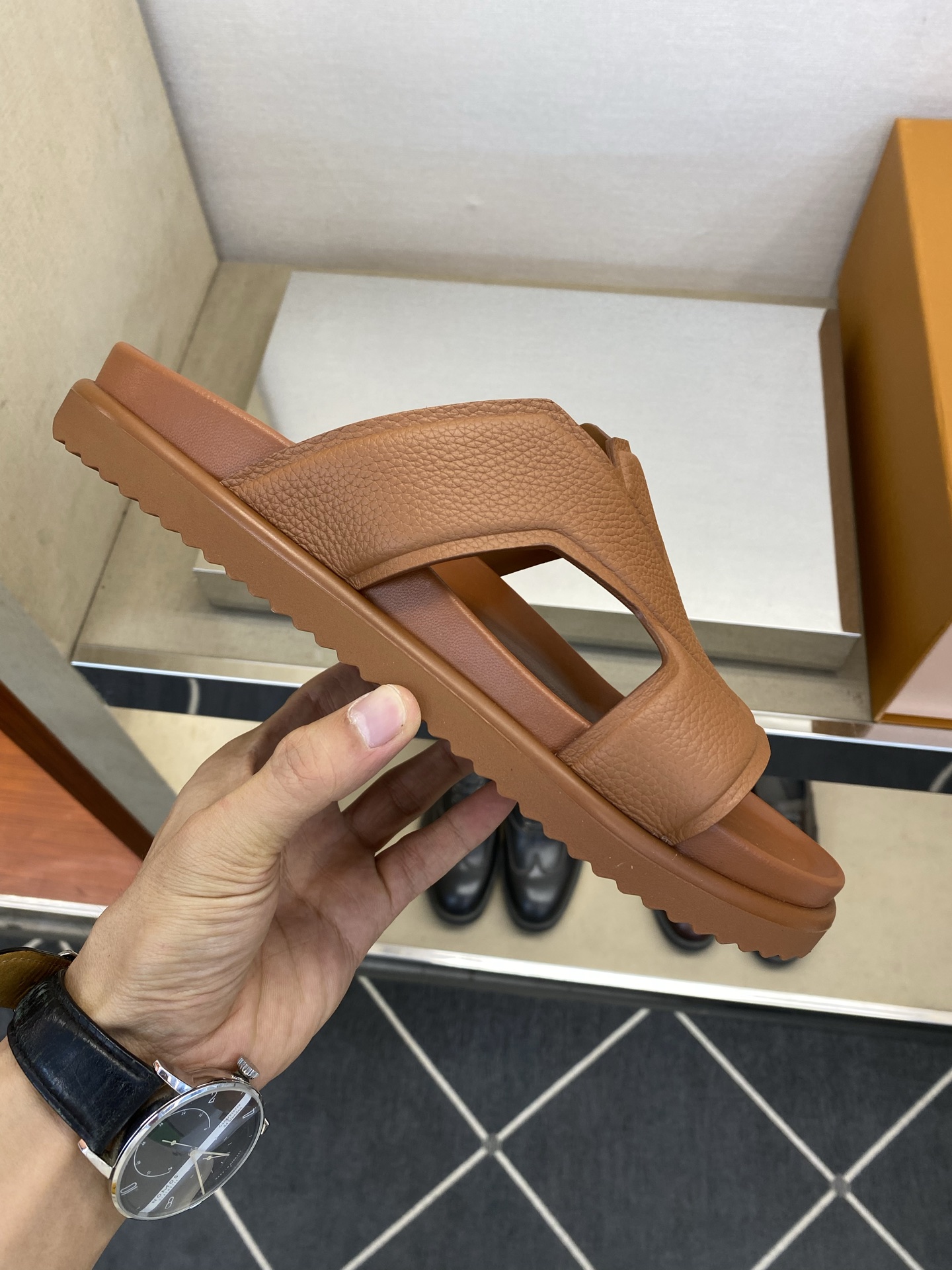 ⚠️【L ＊V】⚠️高品质，顶尖工艺品⚠️男士拖鞋⚠️正码：39 －45⚠最新经典L压花拖！🐂货！清爽夏