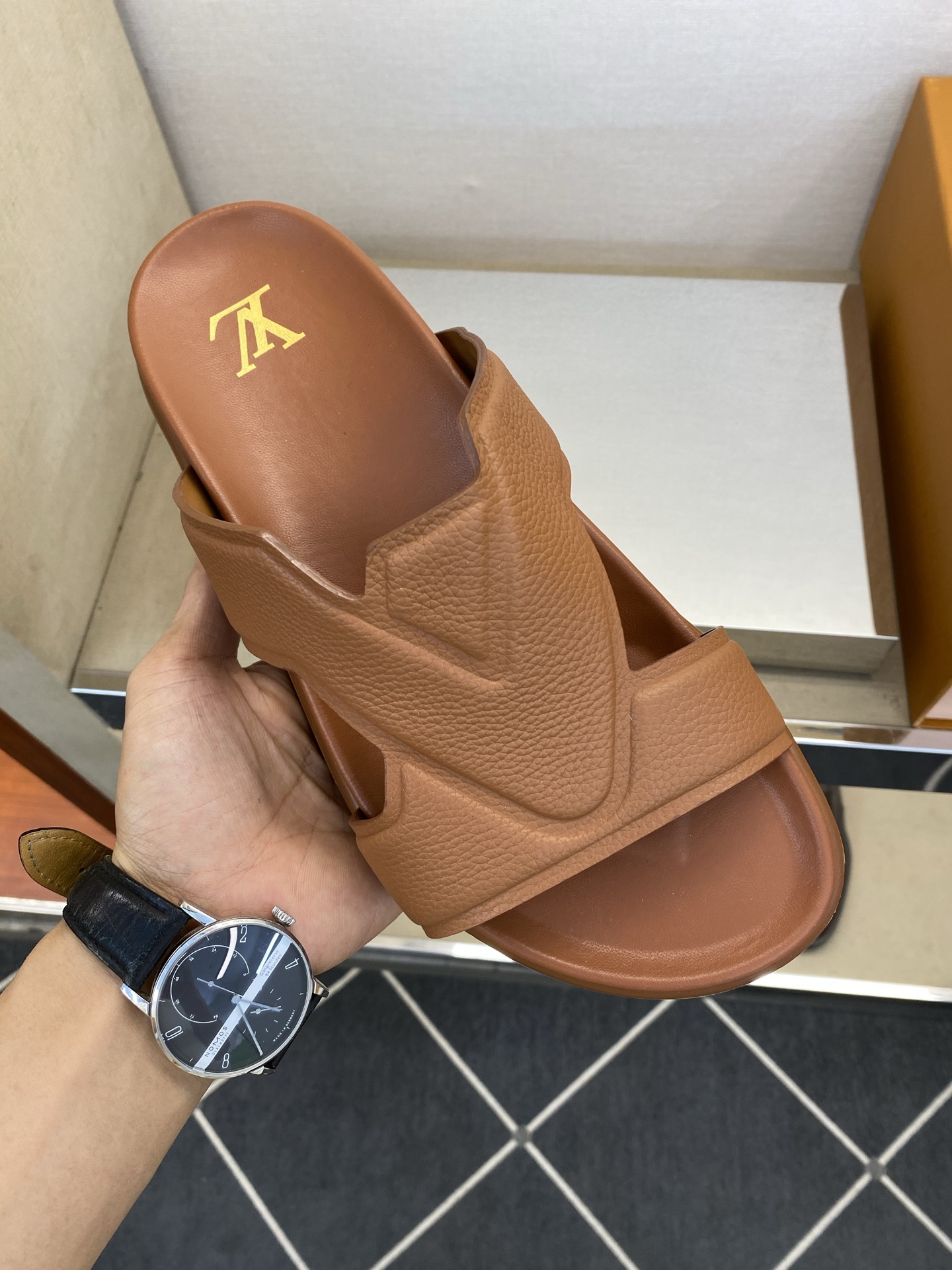 ⚠️【L ＊V】⚠️高品质，顶尖工艺品⚠️男士拖鞋⚠️正码：39 －45⚠最新经典L压花拖！🐂货！清爽夏