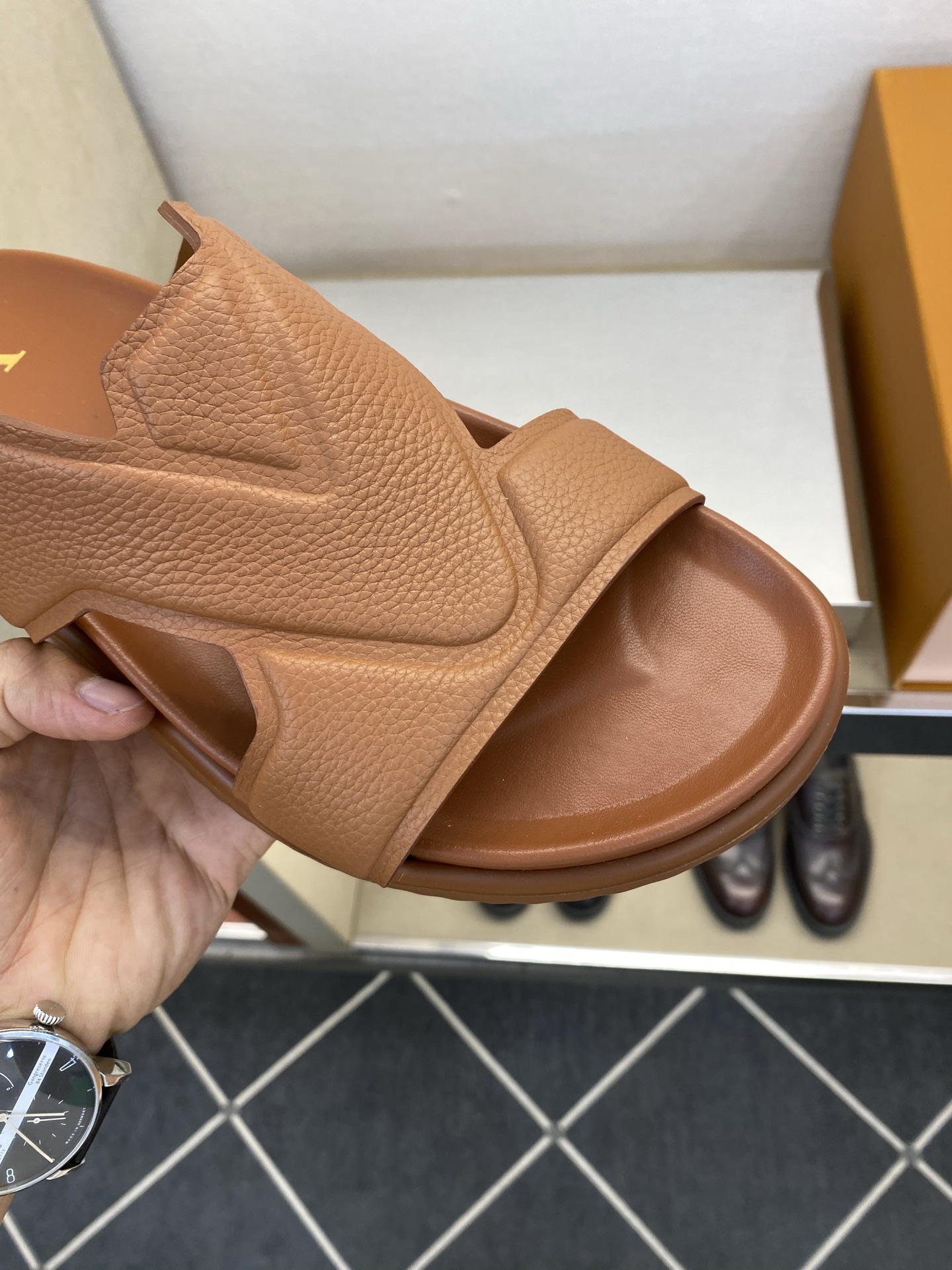 ⚠️【L ＊V】⚠️高品质，顶尖工艺品⚠️男士拖鞋⚠️正码：39 －45⚠最新经典L压花拖！🐂货！清爽夏